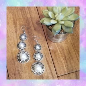 Elegant Graduated Pearl Dangle Earrings